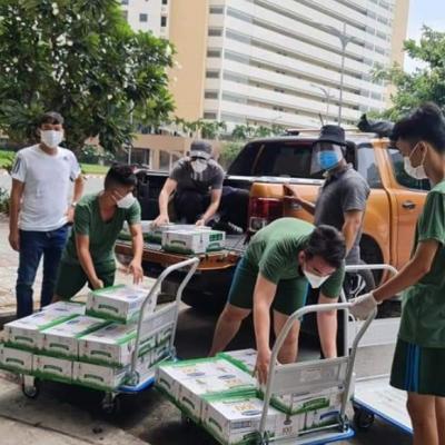 Dân chung cư TP.HCM rủ nhau mua nước, sữa tặng bệnh viện dã chiến