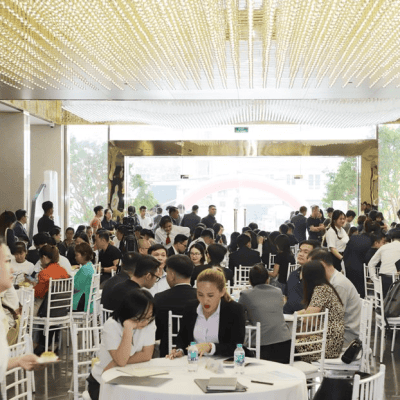 Giữa lúc giá bất động sản liên tục tăng, người mua vận dụng phương án này để có nhà nhanh